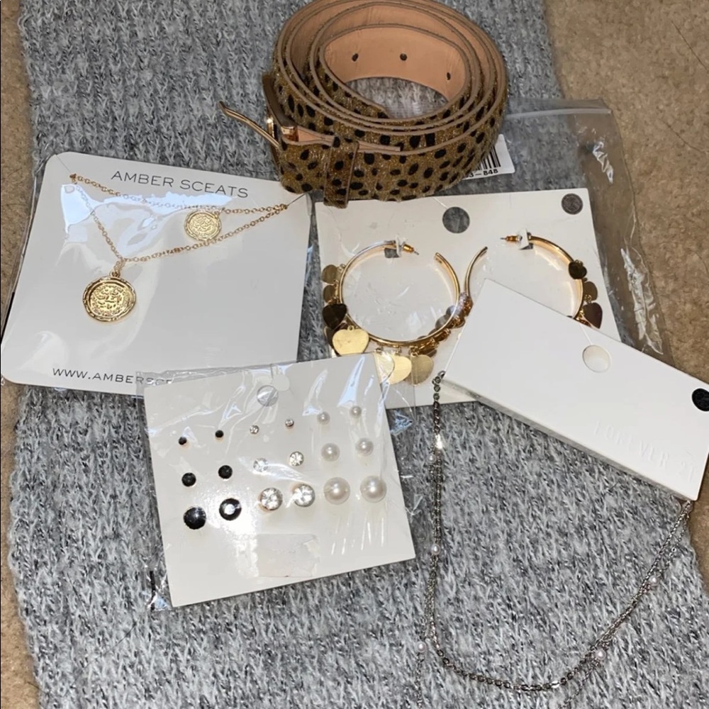 Bundle of accessories, brand new!